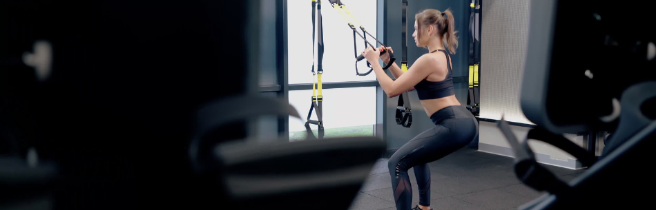 TRX come attrezzo facilitatore nello squat.